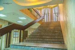 Лестница на второй этаж в чертановском загсе