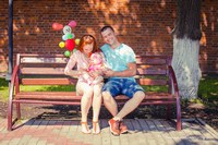 Фотосъемка родители сидят с ребёнком