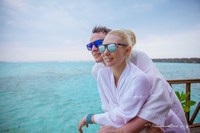 Фотосъемка свадебная молодые смотрят на море 