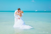 Фото поцелуя молодых в воде