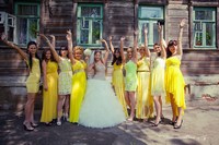 Фото невесты в кругу подруг