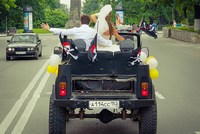 Фото молодых на автомобиле