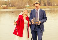 Жених и невеста с золотой рыбкой