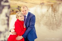 Жених и невеста обнимаются