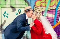 Жених и невеста целуются