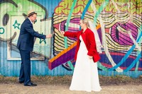 Фото жених и невеста жгут бенгальские огни