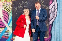 Фотосъемка жениха и невесты у забора