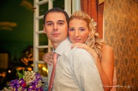 Невеста обнимает жениха