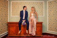 Новобрачные сидят на тумбе