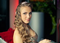 Фотосъемка невесты на раскошном диване