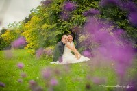 Фото жених и невеста отдыхают на траве