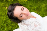 Фотосъемка невеста отдыхает на траве