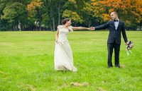 Фотосъемка молодежены на зеленой траве держатся за руки