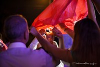 Невеста и жених запускаю воздушного змея