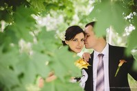 Фотография свадебная на фоне листы деревьев