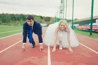 Невеста и жених на стадионе