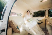 Фото черно-белое жених и невеста среди цветов