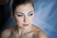 Фотография сидящей невесты на древесине