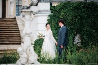 Фотосъемка невесты с женихом у архитиктурного сооружения