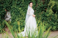 Фотосъемка невесты у стены с растениями
