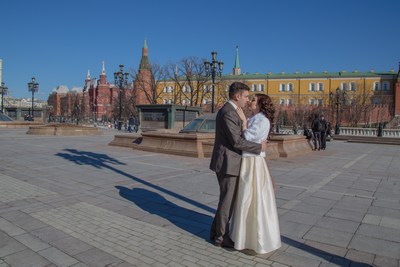 Жених с невестой на фотографии