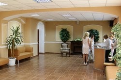 Холл в котором молодожены дожидаются своей очереди в Хорошевском отделении Загс города Москвы