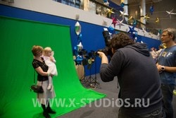 Фотограф на зеленом фоне хромакей