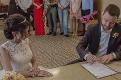 Нагатинский Загс, молодожены росписываются