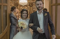 Нагатинский Загс, счастливые молодожены покидают зал