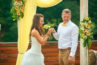 Фотография жених и невеста среди цветов