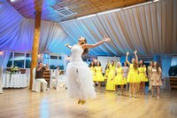Фото черно-белое жених и невеста среди цветов
