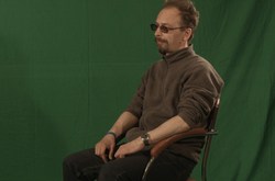 Видеосъемка мужчины на хромакее с атрибутами