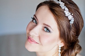 Свадебная прическа с украшением