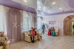 Видеооператор и фотограф на свадьбу Мытищи, загс, гости ждут на диванчиках