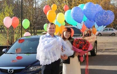 На фото выписка из роддома