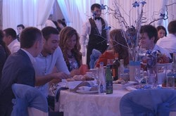 Видеосъемка дня рождения, гости рассаживаются