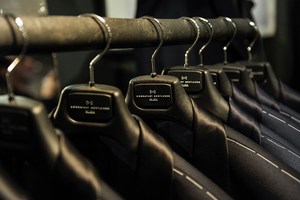 Свадебные костюмы на вешалке в магазине